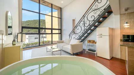 Taean Bohemia Village Pension Отели рядом с достопримечательностью «Kkotji Beach»