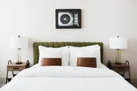 Charming Retreat Steps from Attractions - Comfortable Stylish Escape Hotels in Montgomery