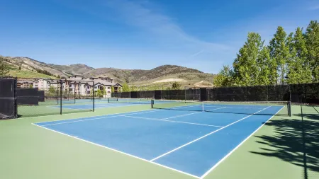Cozy Fireplace and Scenic Balcony - Inviting Mountain Retreat