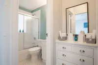 Stunning City Views and Modern Amenities - Stylish Haven Hotels in Peoria
