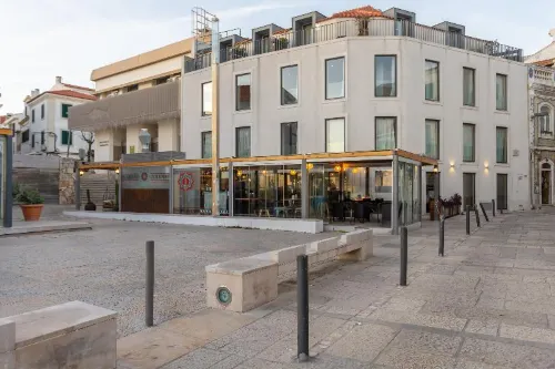 Casa da Praça Guest House فنادق في سيسيمبرا