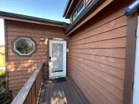 Private Deck and Hot Tub Access - Charming Ocean Cabin Hotels in Smith River