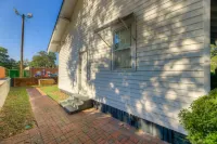 Cozy Outdoor Space and Fast Wifi - Charming Affordable Retreat