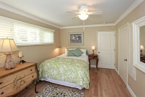 Charming Retreat with Outdoor Dining and Cozy Living Space - Inviting Oasis