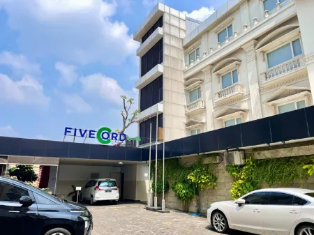 Fivecord Syariah by Cordela Отели в г. Jebres