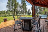 River Access and Private Hot Tub - Stunning Mountain Lodge