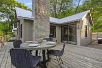 Lakeside Luxury with Hot Tub and Modern Charm - Exquisite Cottage Retreat