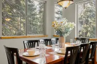 Stunning Mountain Lodge with Spacious Living Area - Cozy Getaway