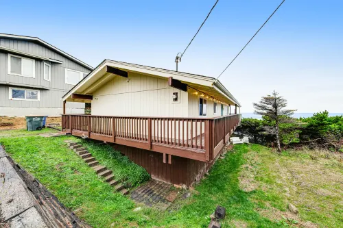 Oceanfront Home with Private Deck & Water Views, Full Kitchen, Free WiFi Hotels in Seal Rock
