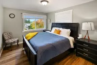 Panoramic Lake View, Spacious Backyard and Smart TV - Charming Retreat Hotels in Kenmore