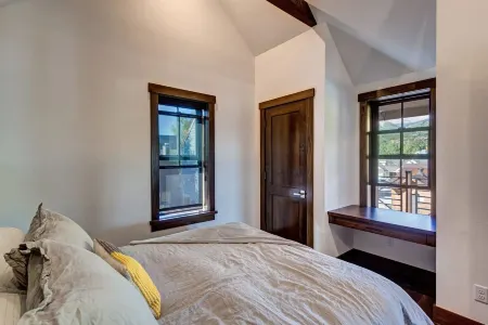 Incredible Ski Resort Views and Spacious Balcony - Stylish Getaway Отели рядом с достопримечательностью «Riverwalk Center at Breckenridge»