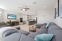 Community Pool and Close to Beach - Stunning Elegant Retreat