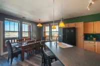 Stunning Views and Cozy Gas Fireplace - Elegant Mountain Retreat