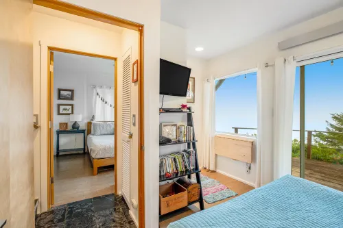 Cozy house with WiFi, sweeping ocean views, & nearby beach access