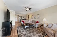Paradise Island - 2BR/2BA Condo with Epic Views of Lake and Pool Hotels in Lago Vista