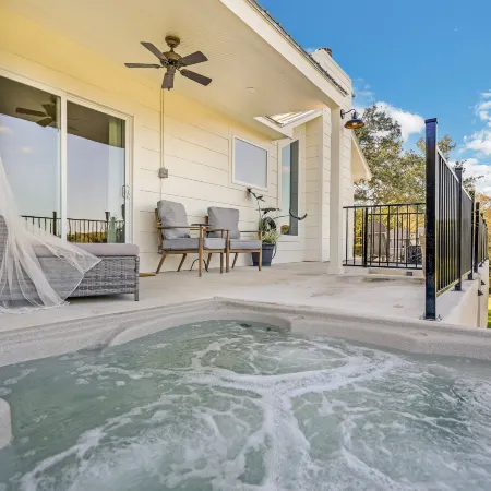 Gorgeous Home with Hot Tub 5Min from the River