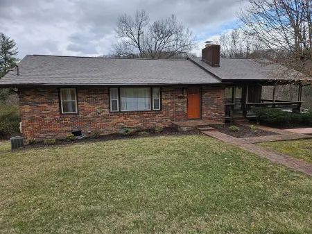 Charming 3-bedroom house with 1000sqft arcade style game room in awesome Bristol Отели рядом с достопримечательностью «Putt-putt Fun Center»