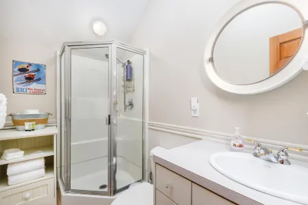 Mountainside condo with private hot tub, decks, BBQ, mtn & ski views, streaming Отели рядом с достопримечательностью «Round House Museum»