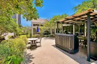 Resort Amenities with Pools and Tennis Court - Cozy Oasis Hotels in Orange County
