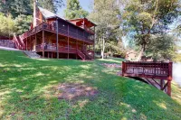 River Escape on the Toccoa River Hotels near Hooves and Feathers Petting Farm, LLC