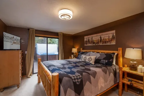 Private Hot Tub, Spacious Deck, Gas BBQ and Bikes - Cozy Getaway