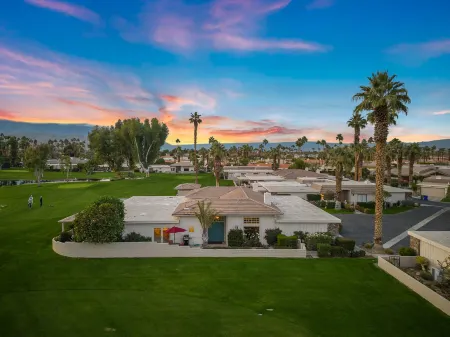Stunning Golf Course Views and Pool Oasis - Elegant Tranquil Retreat Отели рядом с достопримечательностью «Indian Wells Golf Club»
