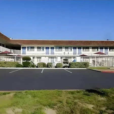 Super 8 by Wyndham Turlock
