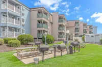 Spacious Condo with Pool and Balcony Access - Stunning Ocean View Hotels in Horry County