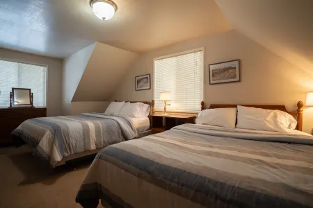 Spacious Deck and Cozy Living Area - Charming Mountain Retreat Отели в г. Tahoma