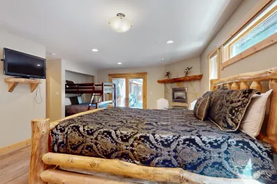 Grand lodge in the woods near golf, hiking & skiing with multiple fireplaces
