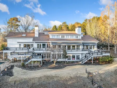 Massive Lakefront Mansion, 7Br/6BA 11 Beds, Private Pool & Dock, 9200Sqft+