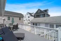 Beach house 2 blocks from the beach, beach badges, towels, chairs, and parking