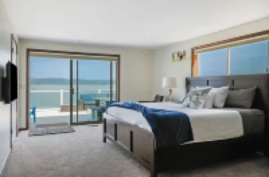 Beautiful Beach House and additional beach cabin with Olympic Mountain view