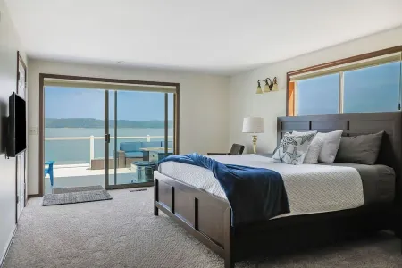 Beautiful Beach House and additional beach cabin with Olympic Mountain view