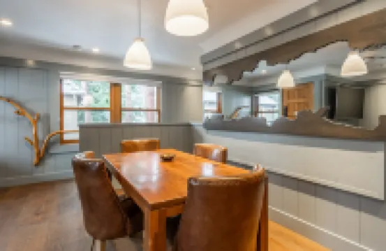 Filtered Lake and Mountain Views - Tranquil Historic Retreat Hotels in Homewood