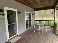 Relaxing Family Vacation Home Steps from Lake Michigan Beaches, Golf, and Fun. Hotels in Onekama Township