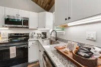 Charming Cabin with Fire Pit and Hammock - Serene Woodland Retreat Hotels in DeKalb County