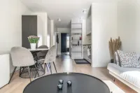 Central Apartment 5Min Drive to the Airport. فنادق في Bromma