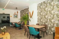Central Hotel & Lounge Adult Only - breakfast