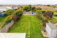 Bright & Modern 4 Br House 100 Metres from Beach