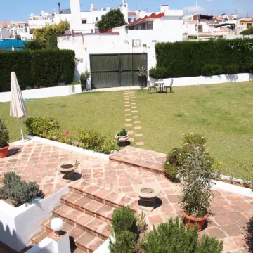 Hostal Tres Soles Hôtels à proximité de : Plage El Salón