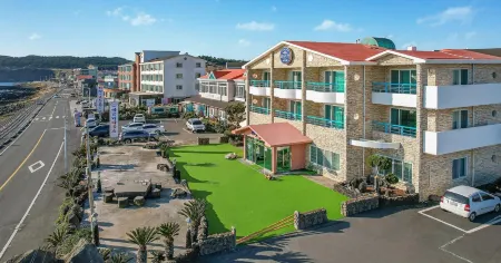 Jeju Kidsgajok Badatgahauseu Отели рядом с достопримечательностью «Yongmeori Coast»