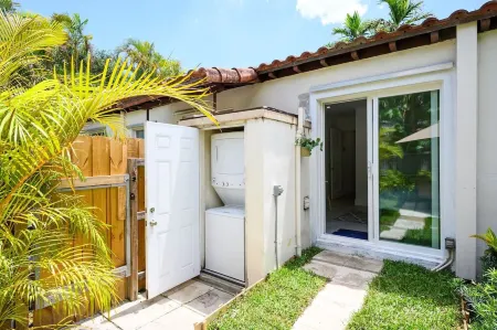 Bright & Comfortable Apt in Victoria Park Отели рядом с достопримечательностью «Museum of Discovery and Science»