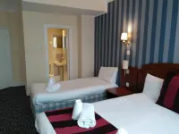 The Crown Hotel Hoteles cerca de The Excel Academy