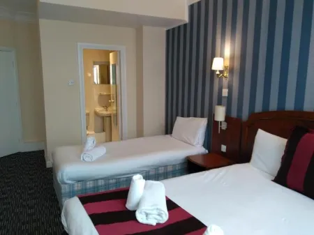 The Crown Hotel Отели рядом с достопримечательностью «The Excel Academy»