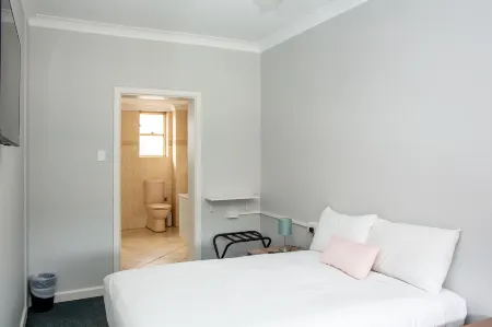 Five Islands Hotel Отели в г. Windang