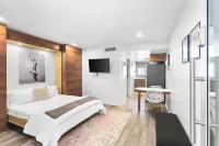 Modern Designer Studio with Pool Các khách sạn ở 