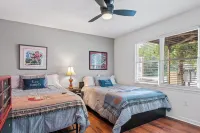Five Points Dawg Crib on Campus Hotels in 