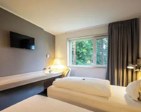 โรงแรมเซอร์เวย์ส ไวส์เคียร์เคิน นอร์ด โรงแรมในRodgau