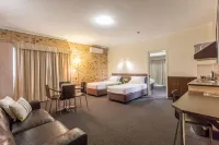 Highlander Motor Inn Hotel di Newtown